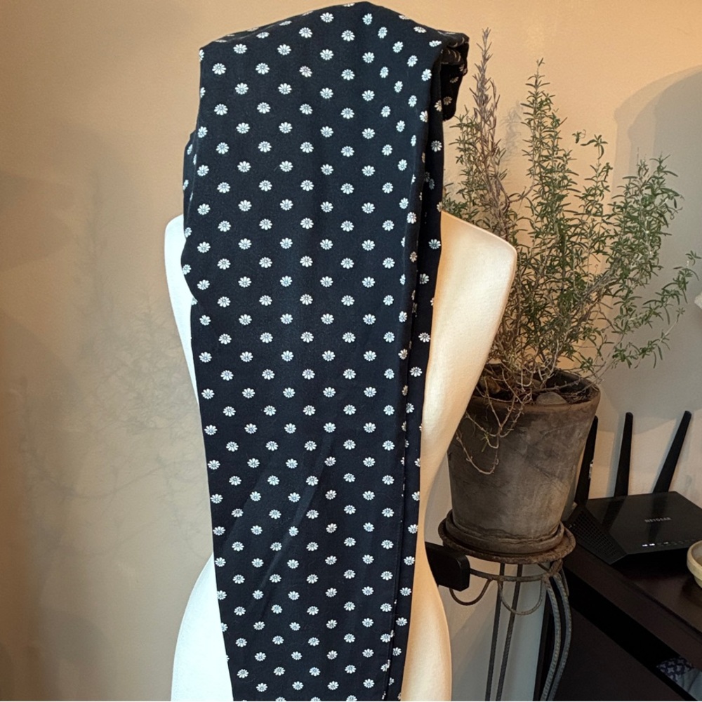 Old Navy Black Cropped Pants with Daisy Pattern